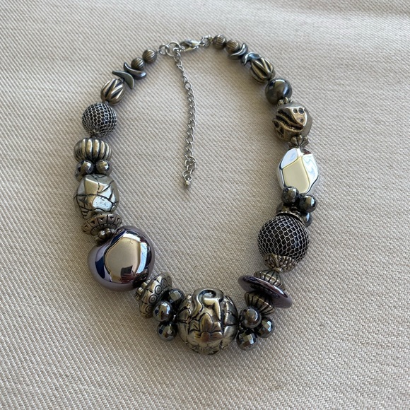 EUC Premier Designs “Eclectic” necklace in silver, grey, blackish tones - Picture 4 of 8